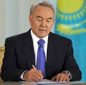 nazarbayev imza atıyor
