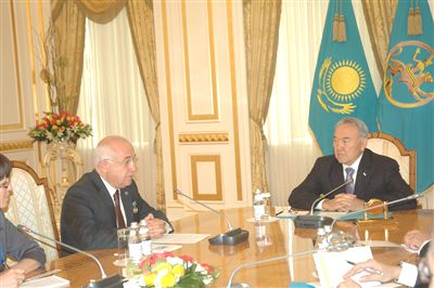 nazarbayev-tbmm-baskani-cicek-i-kabul-etti